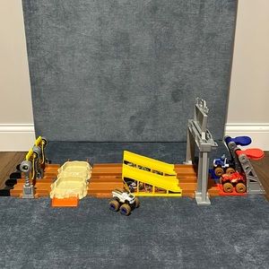 🔥Blaze and the Monster Machines Mud Pit Race Track Playset🏁